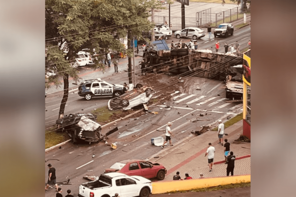 Acidente com carreta em Chapecó no centro deixa feridos após colisões com vários veículos.