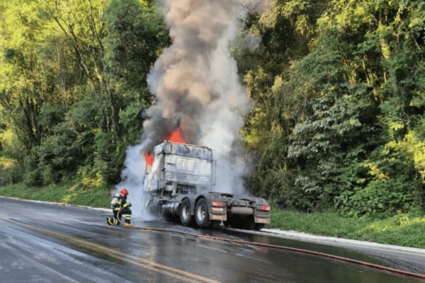 Incêndio destrói caminhão na BR-153 entre Irani e Concórdia