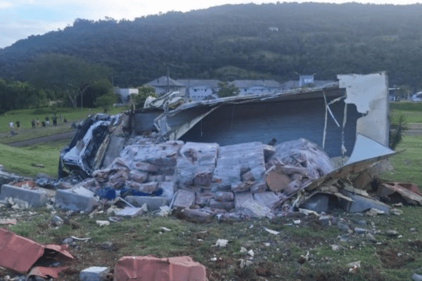Caminhão capota na SC-480, em Chapecó, após falha nos freios; motorista não se feriu, mas parte da carga foi furtada.