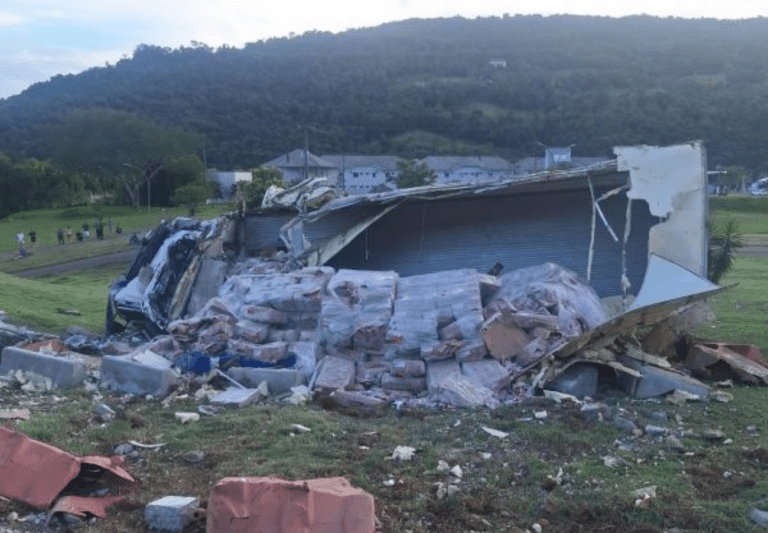 Caminhão capota na SC-480, em Chapecó, após falha nos freios; motorista não se feriu, mas parte da carga foi furtada.