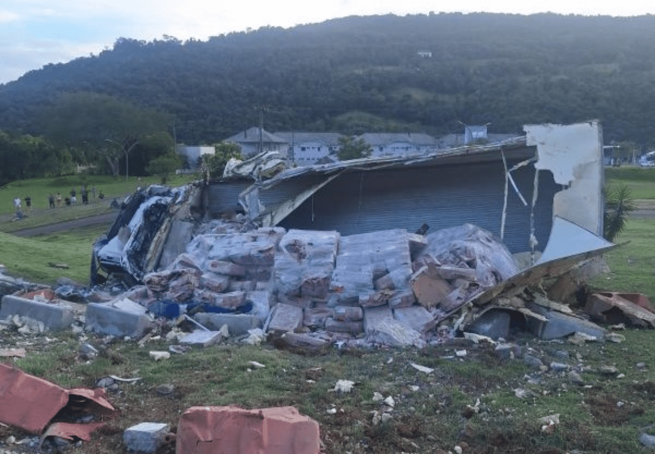 Caminhão capota na SC-480 em Chapecó e carga é saqueada após acidente (veja o vídeo)