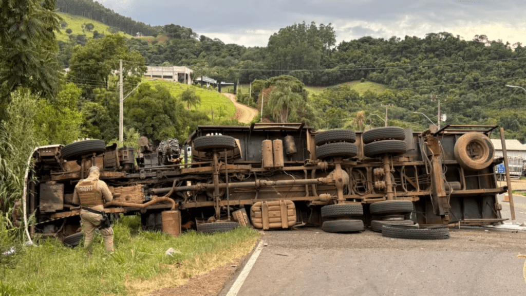 Caminhão carregado com placas solares tombou no trevo entre Seara e Itá.