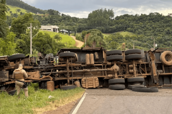 Caminhão carregado com placas solares tombou no trevo entre Seara e Itá.