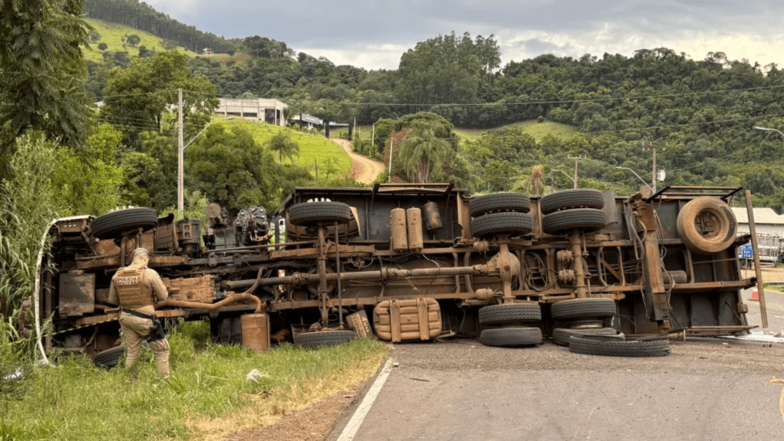 Caminhão carregado com placas solares tombou no trevo entre Seara e Itá.