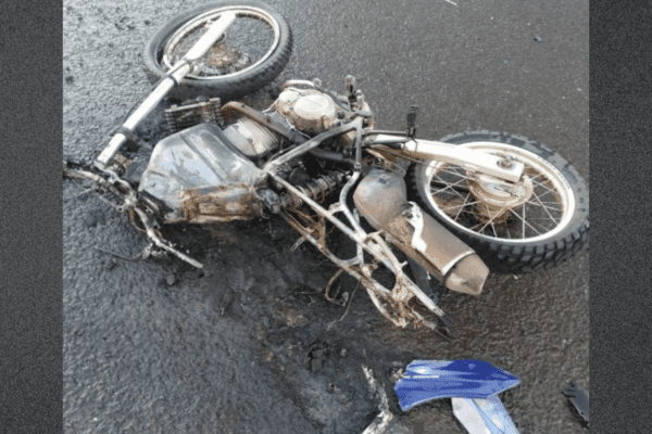 Acidente em Xanxerê deixa motociclista ferido e moto em chamas