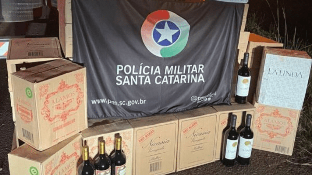 Apreensão de cerca de 300 garrafas de vinhos argentinos sem documentação em abordagem na SC-480, em Xanxerê