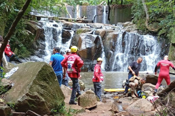 Jovem de 21 anos morre afogado após mergulhar em cachoeira de Concórdia, no Oeste de Santa Catarina.