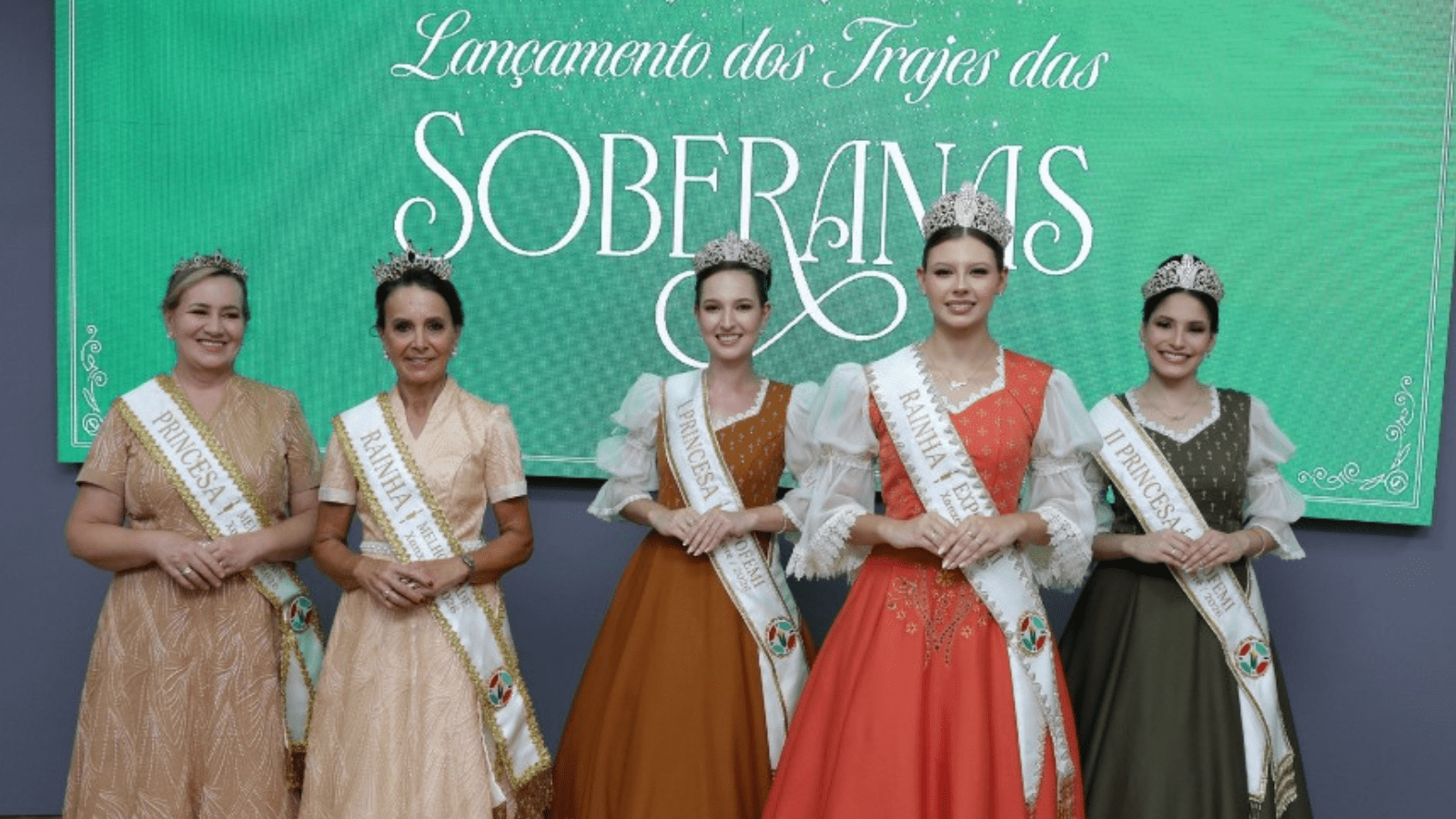 Trajes das soberanas da ExpoFemi 2026 são lançados em Xanxerê