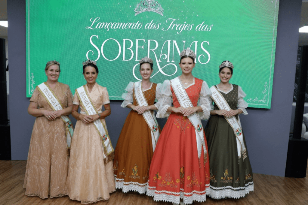 Trajes das soberanas da ExpoFemi 2026 são lançados em Xanxerê e reforçam a identidade cultural da Festa Estadual do Milho.