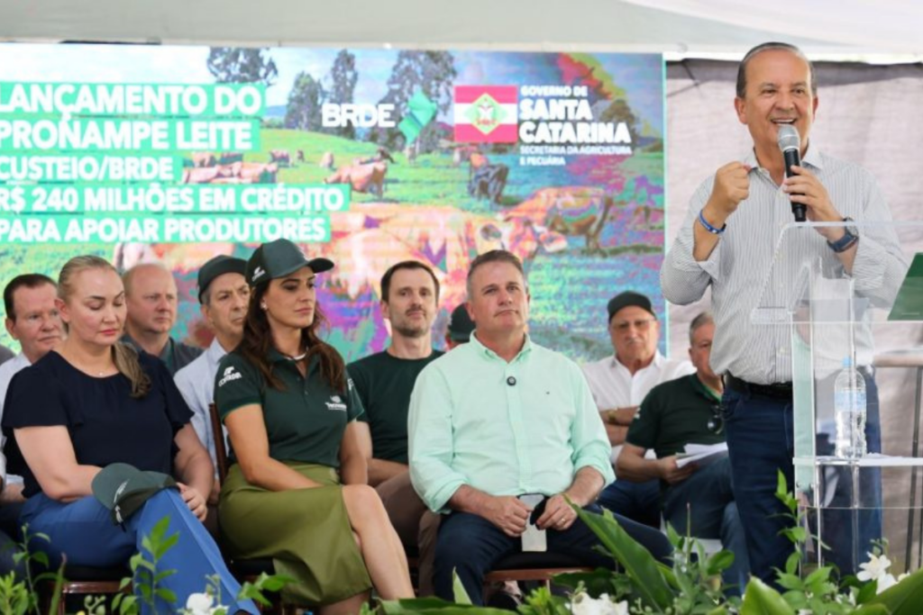 Governo de SC lança crédito de R$ 240 milhões para apoiar produtores de leite e garantir renda no campo.