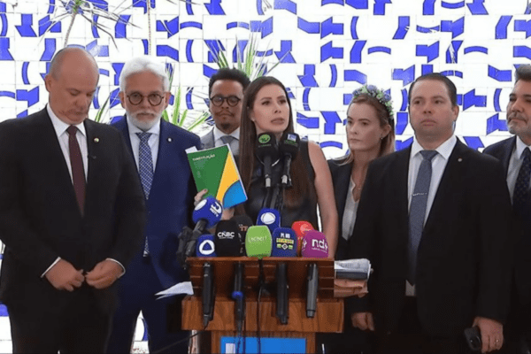 Deputada protocola impeachment contra 16 ministros por atrasos ao Congresso