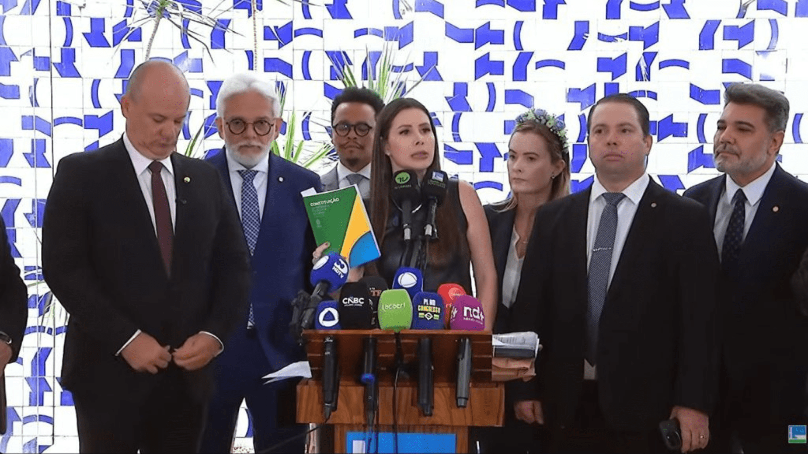 Deputada protocola impeachment contra 16 ministros por atrasos ao Congresso