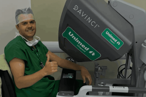 Cirurgia robótica avança e marca estreia em Chapecó