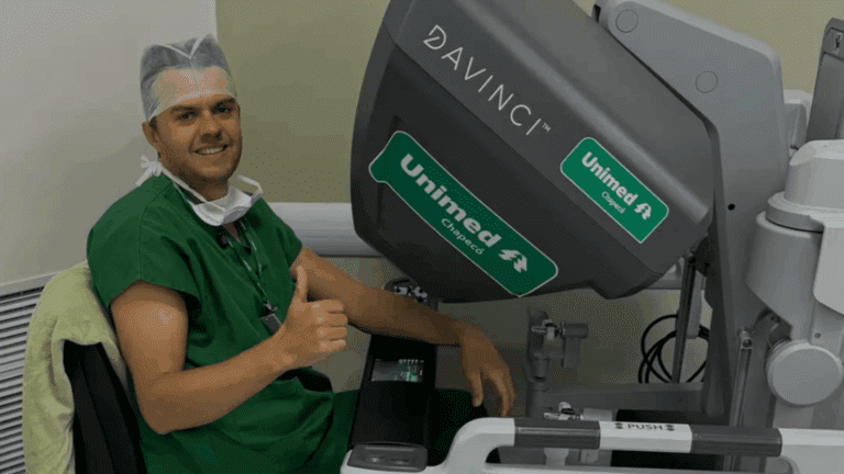 [Vídeos] Cirurgia robótica marca avanço inédito da medicina no Oeste de SC