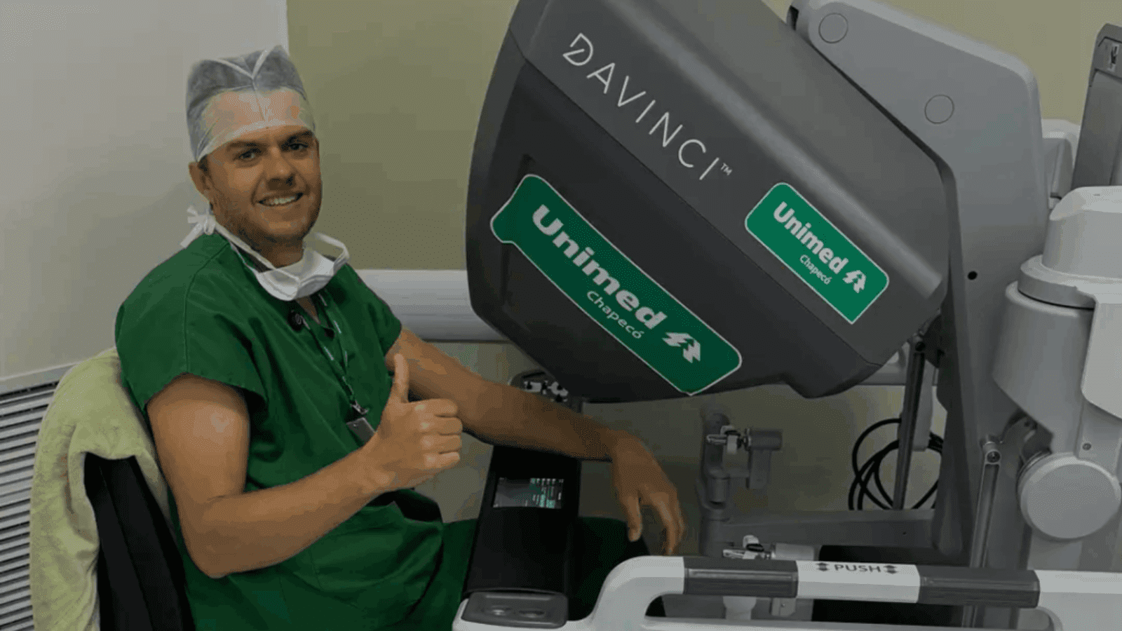 Cirurgia robótica avança e marca estreia em Chapecó