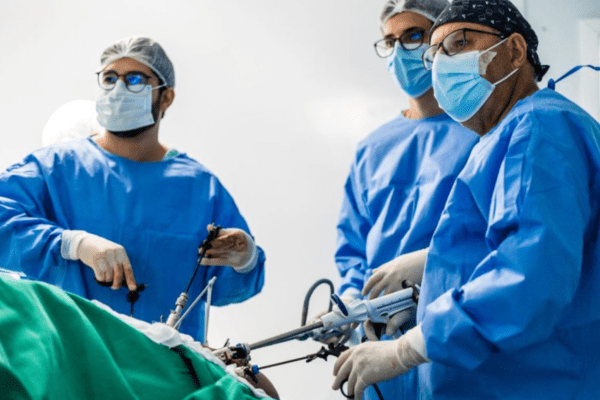 3 médicos realizam cirurgia bariátrica no SUS