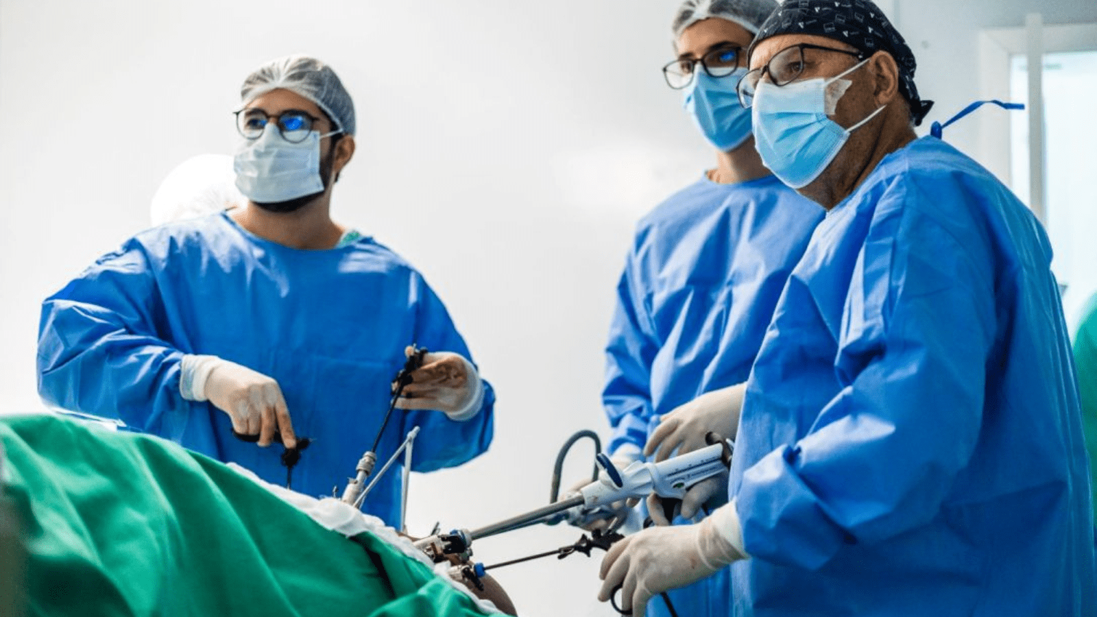 3 médicos realizam cirurgia bariátrica no SUS