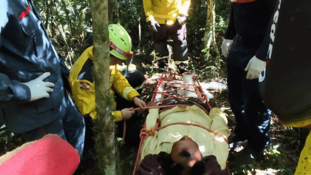 Resgate trilha Xanxerê mobiliza bombeiros após homem sofrer fratura durante caminhada em área de difícil acesso.