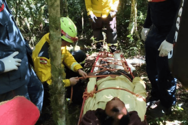 Resgate trilha Xanxerê mobiliza bombeiros após homem sofrer fratura durante caminhada em área de difícil acesso.