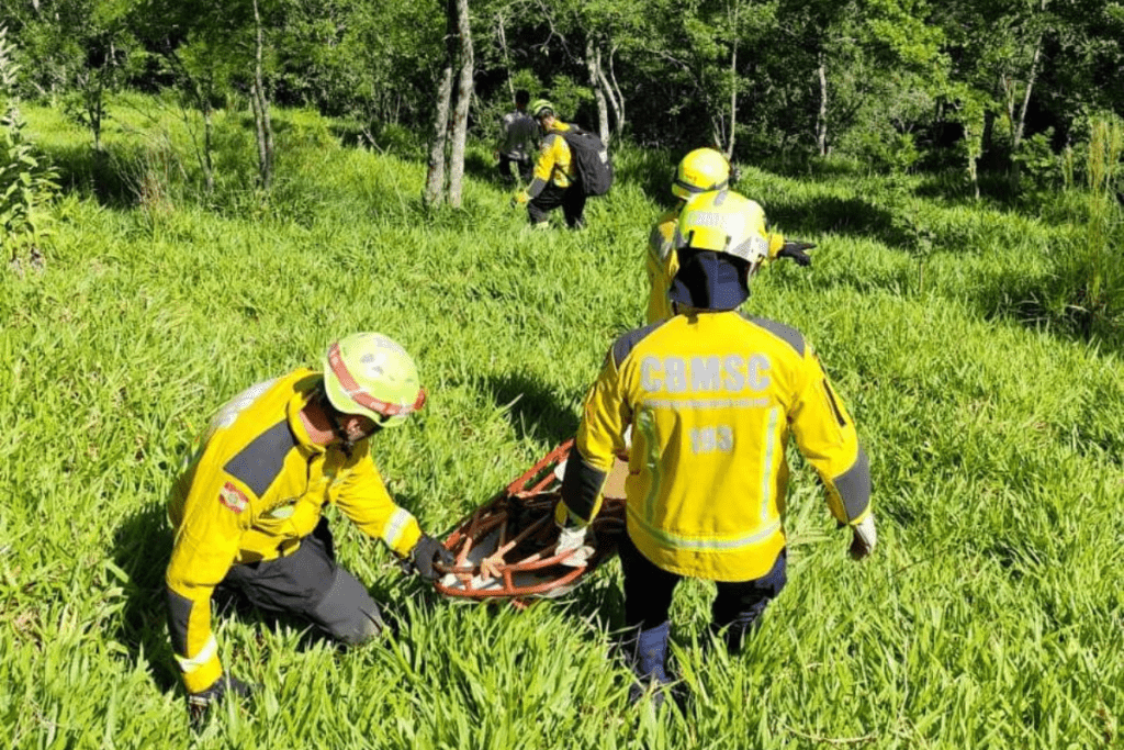 Resgate trilha Xanxerê mobiliza bombeiros após homem sofrer fratura durante caminhada em área de difícil acesso.