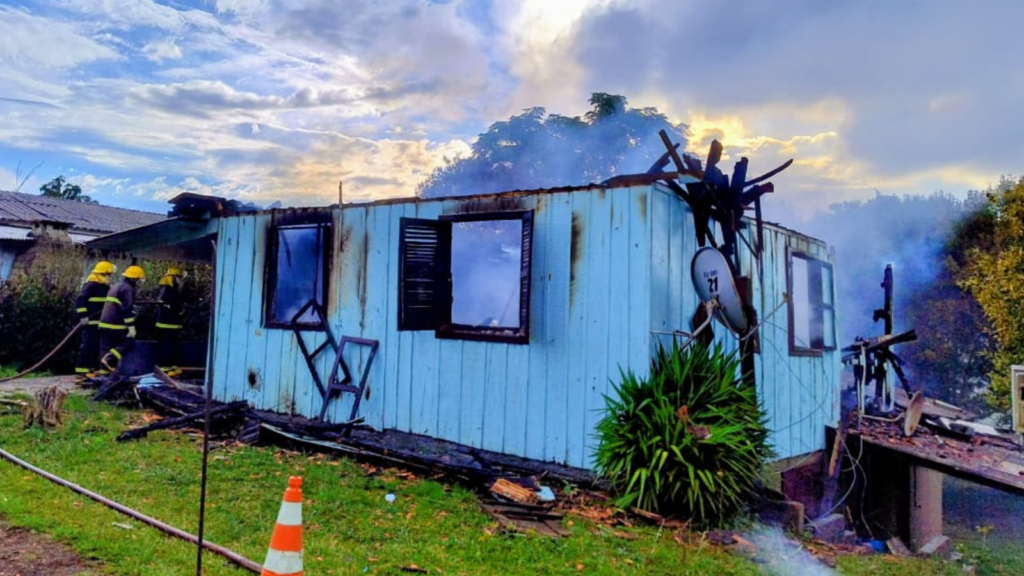 Incêndio destrói residência e crianças escapam ilesas em Vargem Bonita