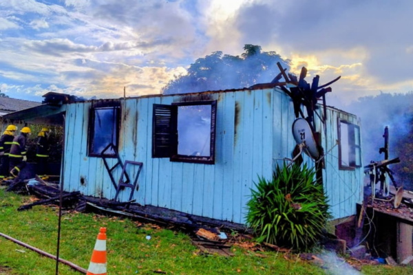Incêndio destrói residência e crianças escapam ilesas em Vargem Bonita