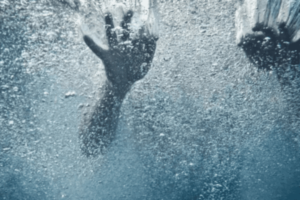 Menina é socorrida após afogamento em piscina em Xaxim