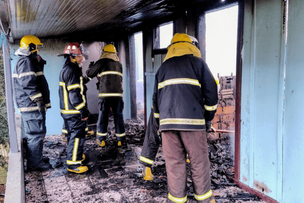 Incêndio destrói casa e crianças escapam ilesas em Vargem Bonita