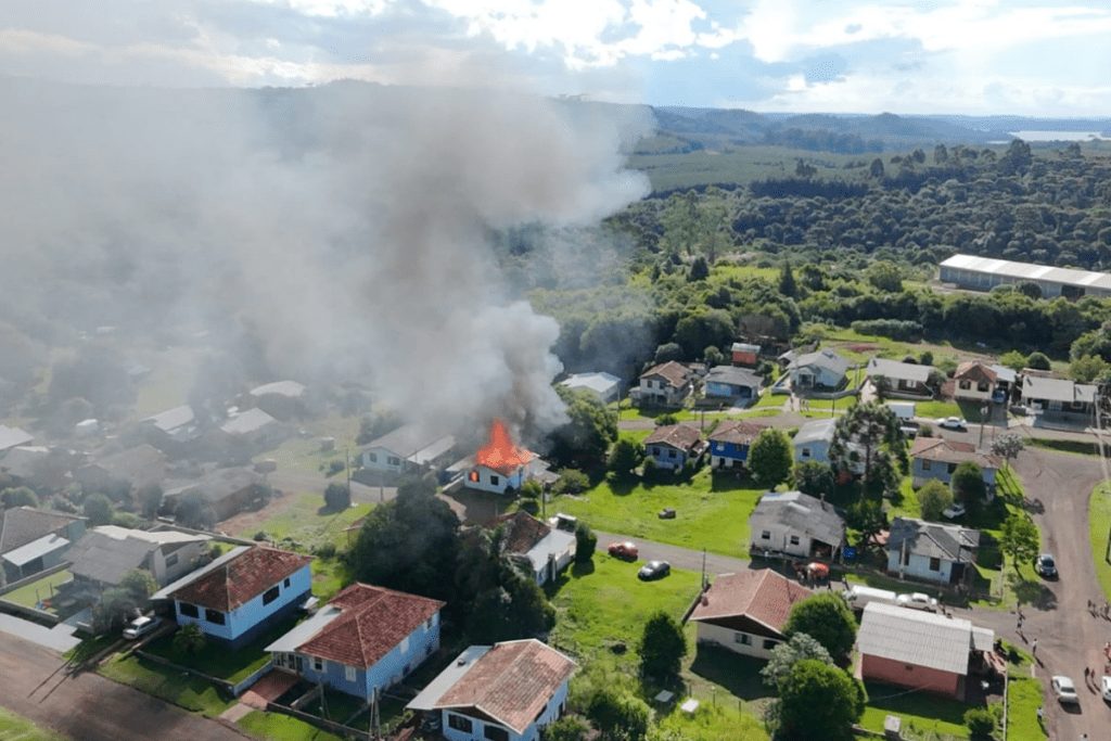 Incêndio destrói casa e crianças escapam ilesas em Vargem Bonita