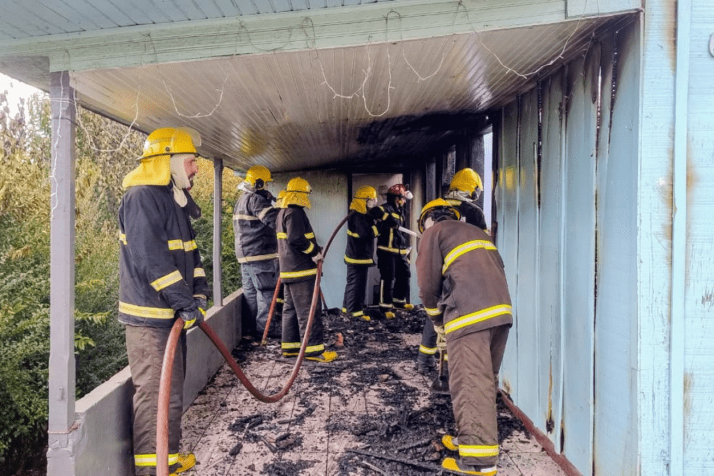 Incêndio destrói casa e crianças escapam ilesas em Vargem Bonita