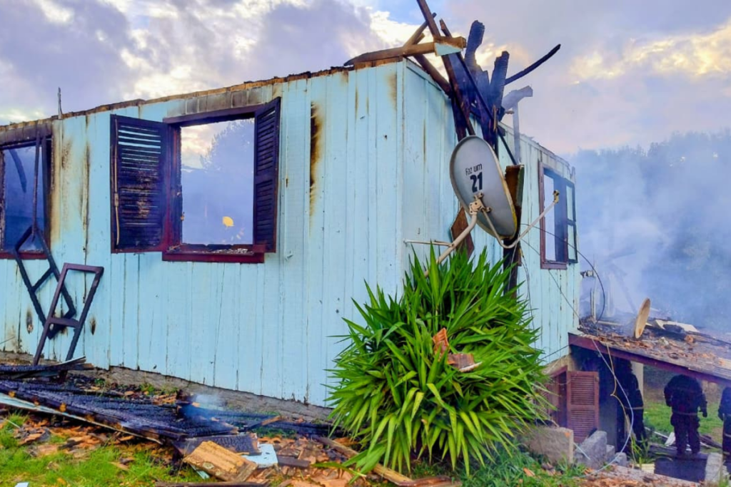 Incêndio destrói casa e crianças escapam ilesas em Vargem Bonita