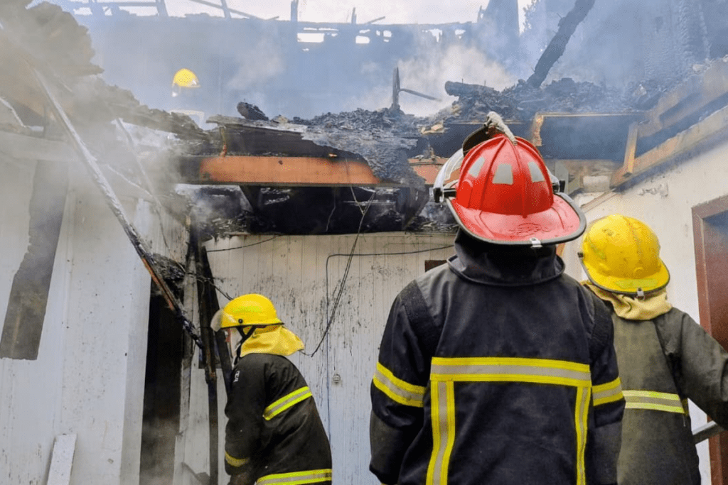 Incêndio destrói casa e crianças escapam ilesas em Vargem Bonita