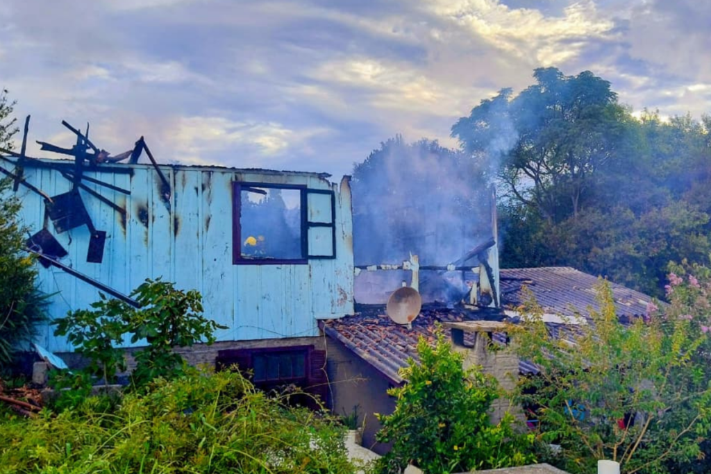 Incêndio destrói casa e crianças escapam ilesas em Vargem Bonita