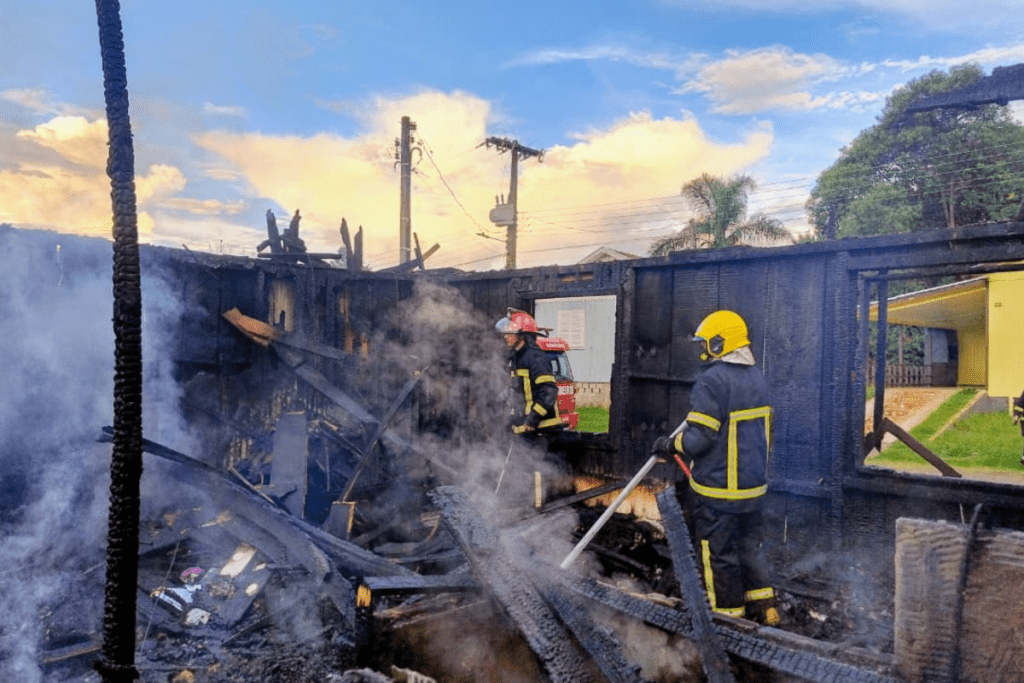 Incêndio destrói casa e crianças escapam ilesas em Vargem Bonita