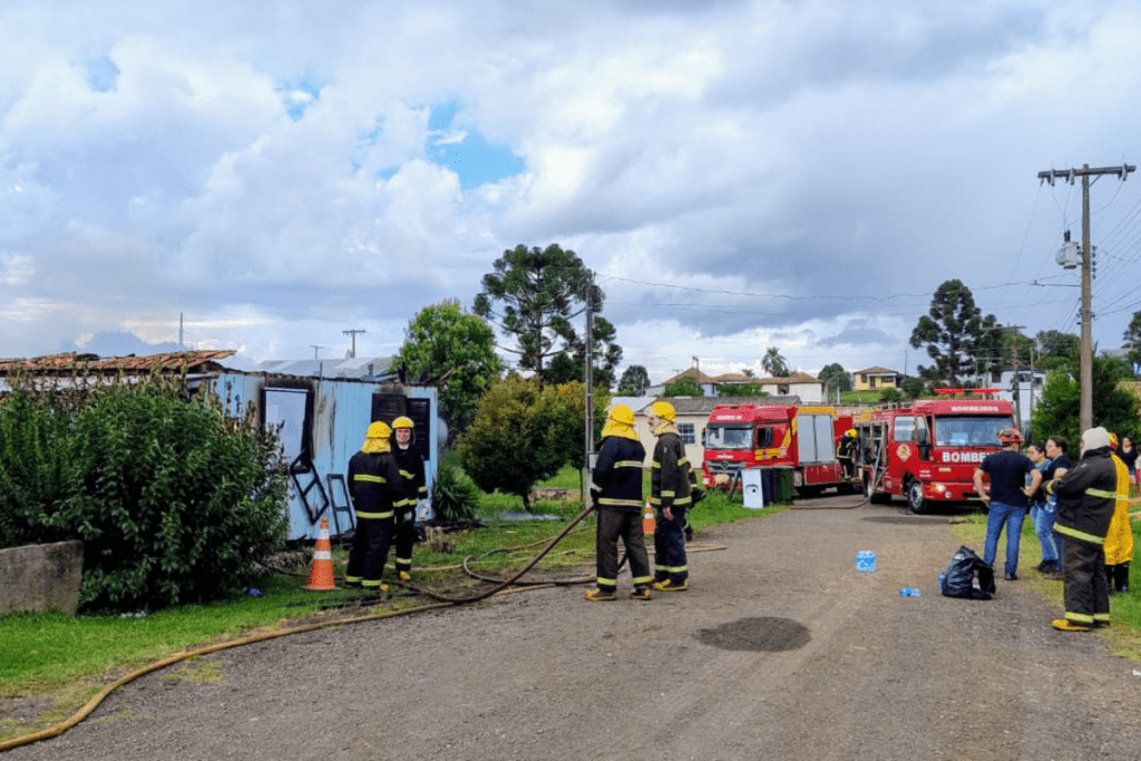 Incêndio destrói casa e crianças escapam ilesas em Vargem Bonita