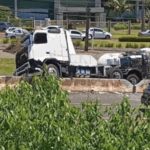 Acidente entre caminhões interdita totalmente rodovia em Chapecó e causa transtornos no trânsito.
