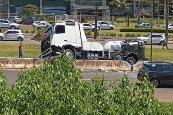 Acidente entre caminhões interdita totalmente rodovia em Chapecó e causa transtornos no trânsito.
