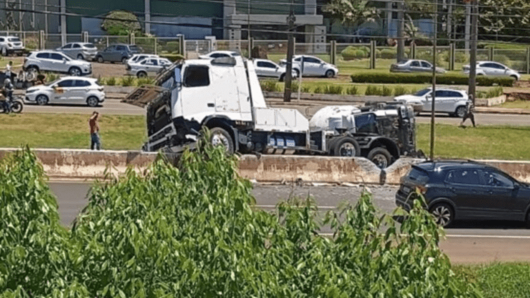 [Vídeo] Acidente com caminhões bloqueia rodovia em Chapecó