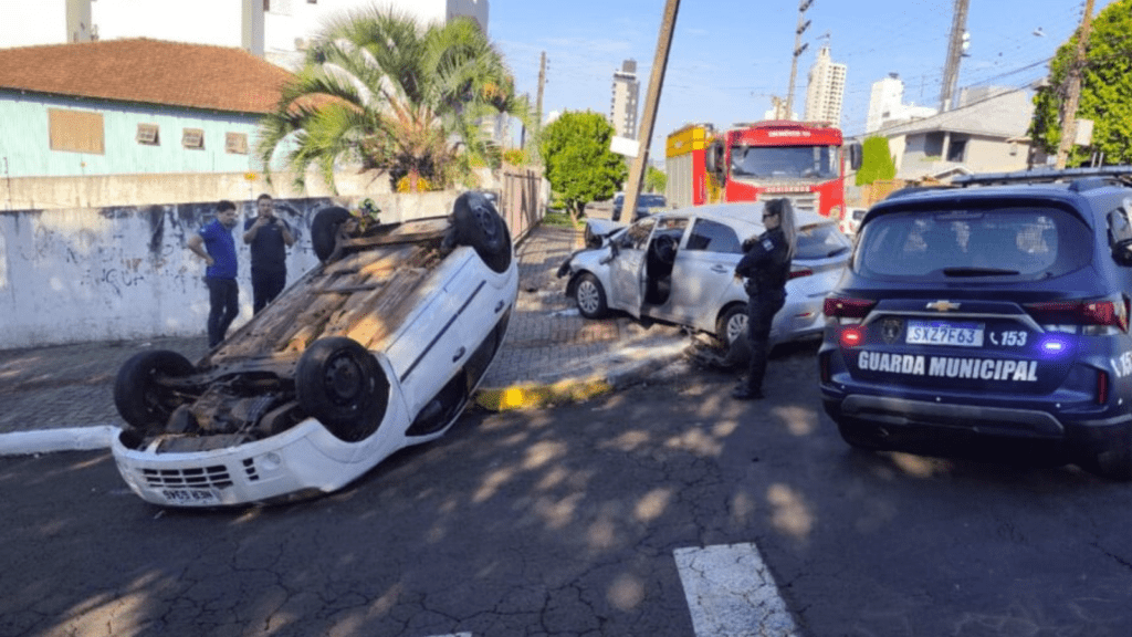 Capotamento após acidente entre dois carros em Chapecó
