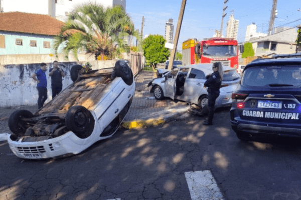 Capotamento após acidente entre dois carros em Chapecó