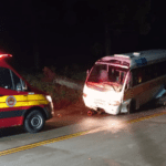 Árvore cai na SC-305 e ônibus se envolve em acidente