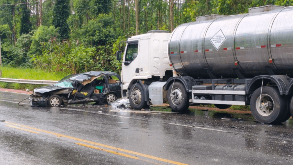 Motorista de carro morre após colisão violenta com caminhão em trecho movimentado de Chapecó.