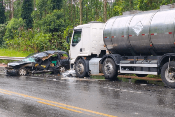 Motorista de carro morre após colisão violenta com caminhão em trecho movimentado de Chapecó.