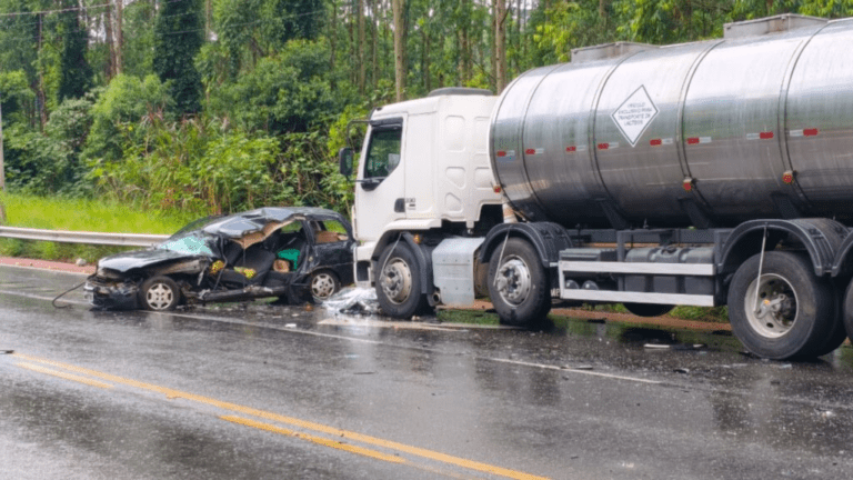 Colisão fatal entre carro e caminhão mobiliza resgate em Chapecó