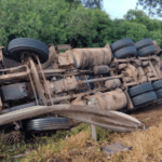 Tombamento de carreta deixa motorista preso ás ferragens na BR-282, em Ponte Serrada