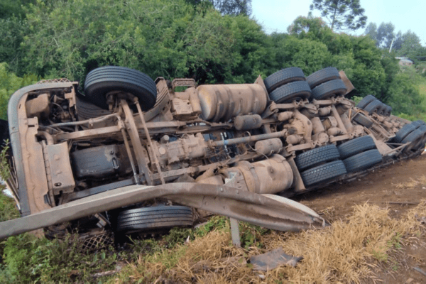 Tombamento de carreta deixa motorista preso ás ferragens na BR-282, em Ponte Serrada