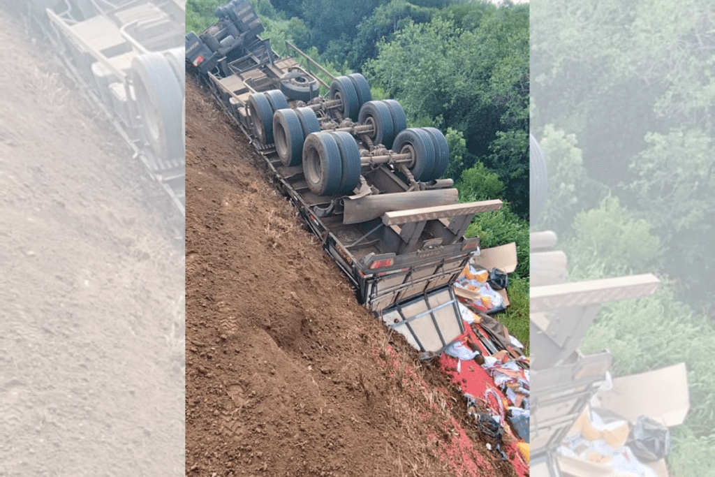 Tombamento de carreta em ribanceira de Ponte Serrada deixa motorista preso às ferragens e mobiliza equipes de resgate na BR-282.