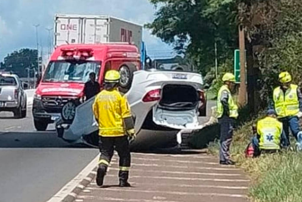 Motorista passa mal e capota carro na BR-282 em Xanxerê.