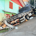 Acidente em Concórdia: caminhão perde força em subida, invade residência e deixa moradora ferida com quadro estável.
