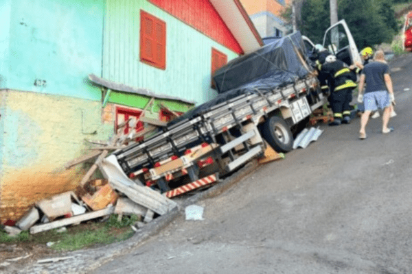 Acidente em Concórdia: caminhão perde força em subida, invade residência e deixa moradora ferida com quadro estável.